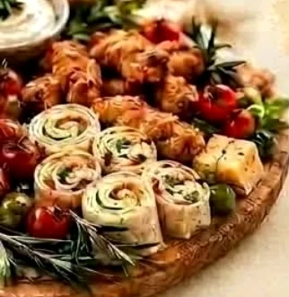 Fotografija ketering tacne sa finger food zalogajima i slanim rolatima